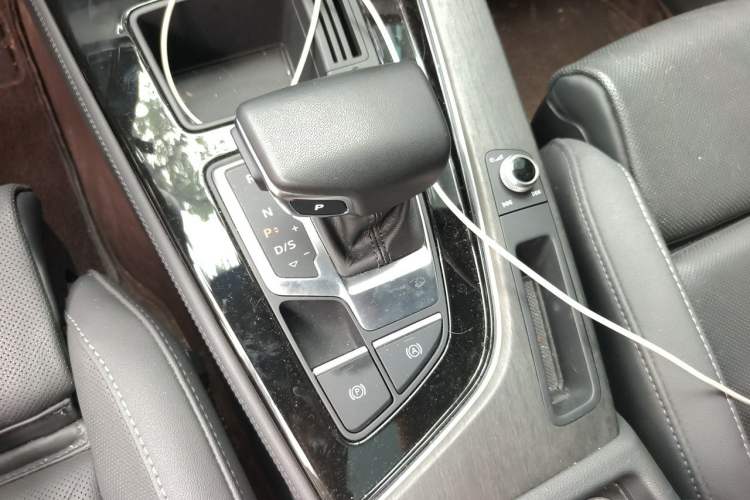 Used Audi A4L 2023 40 TFSI Luxury Dynamic Model Gear Lever
