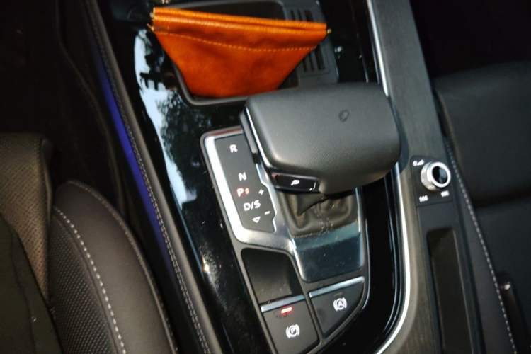 Used Audi A4L 2023 40 TFSI Luxury Dynamic Model Gear Lever