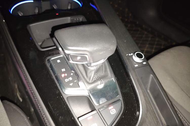 Used Audi A4L 2023 40 TFSI Luxury Dynamic Model Gear Lever