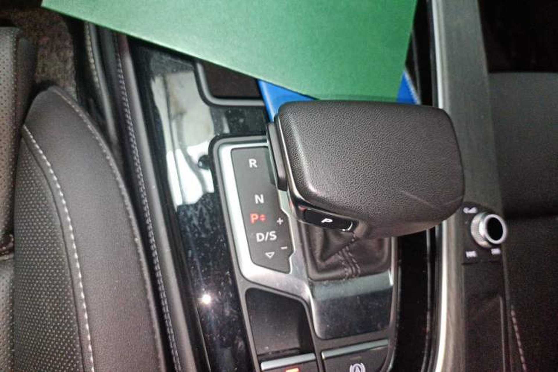 Used Audi A4L 2023 40 TFSI Luxury Dynamic Model Gear Lever
