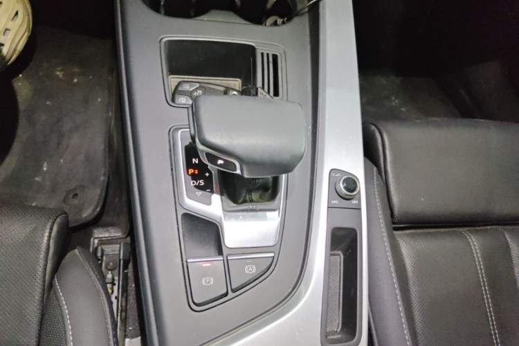 Used Audi A4L 2023 40 TFSI Fashion Dynamic Model Gear Lever