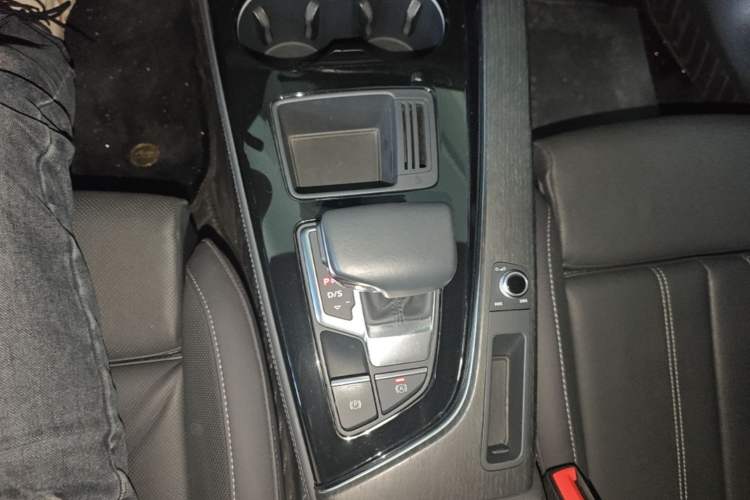 Used Audi A4L 2023 40 TFSI Luxury Dynamic Model Gear Lever