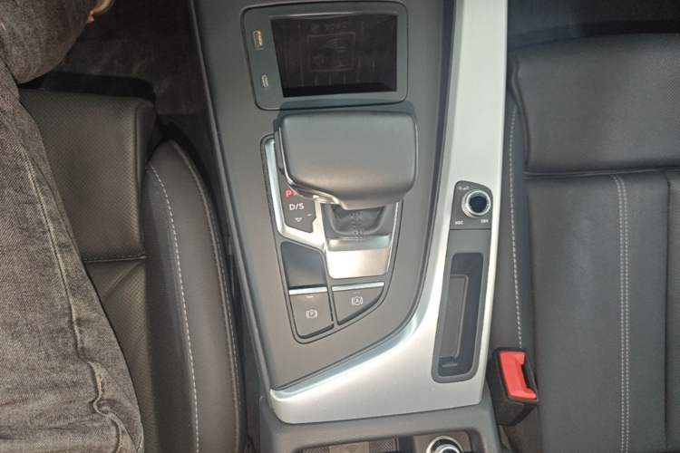Used Audi A4L 2023 40 TFSI Fashion Dynamic Model Gear Lever
