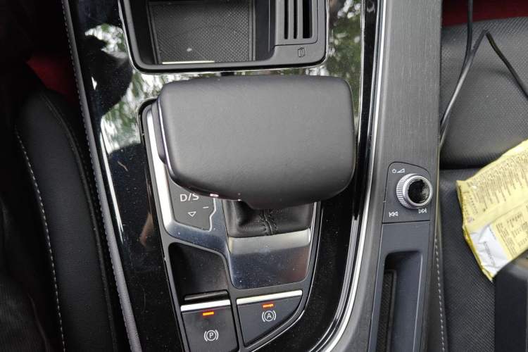 Used Audi A4L 2023 40 TFSI Luxury Dynamic Model Gear Lever