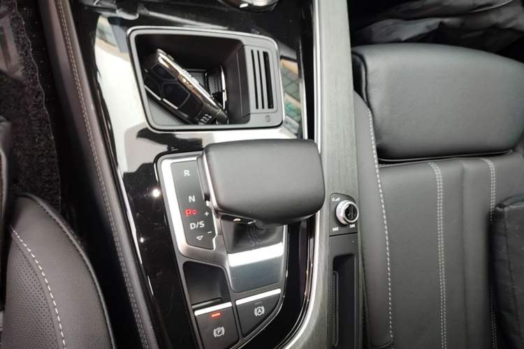 Used Audi A4L 2023 40 TFSI Luxury Dynamic Model Gear Lever