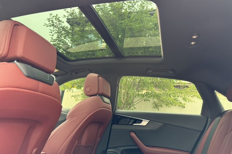 Used Audi A4L 2023 40 TFSI Luxury Dynamic Model Headliner