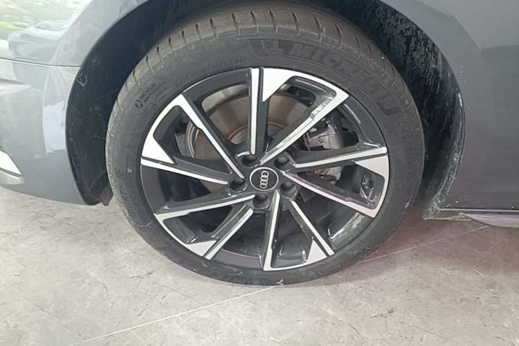 Used Audi A4L 2023 40 TFSI Fashionable and Elegant Version Left Front Wheel Hub