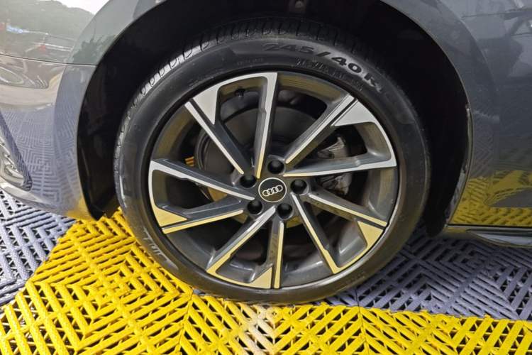 Used Audi A4L 2023 40 TFSI Luxury Dynamic Model Left Front Wheel Hub