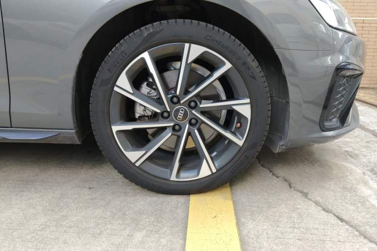 Used Audi A4L 2023 40 TFSI Luxury Dynamic Model Right Front Wheel Hub