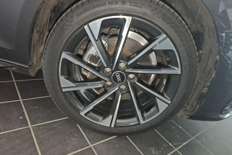 Used Audi A4L 2023 40 TFSI Luxury Dynamic Model Right Front Wheel Hub