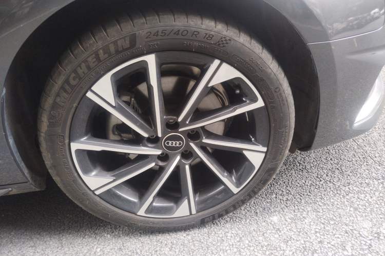 Used Audi A4L 2023 40 TFSI Fashionable and Elegant Version Right Front Wheel Hub