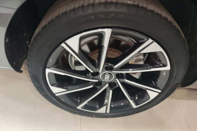 Used Audi A4L 2023 40 TFSI Luxury Dynamic Model Right Rear Wheel Hub