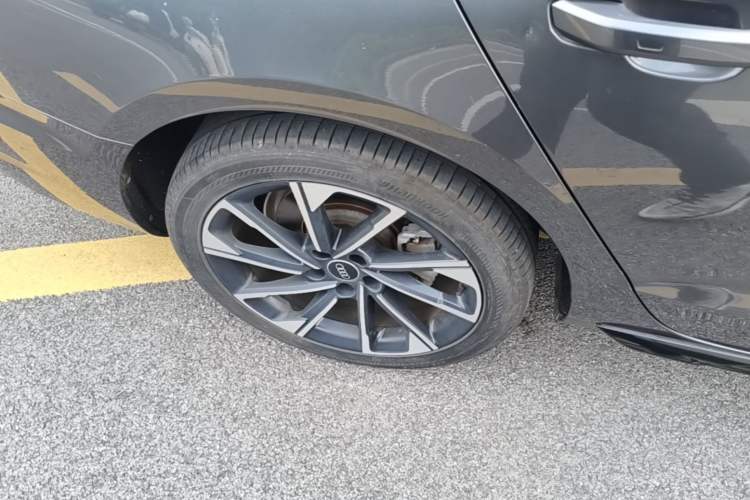 Used Audi A4L 2023 40 TFSI Luxury Dynamic Model Right Rear Wheel Hub