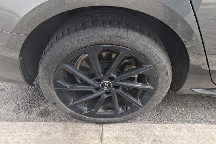 Used Audi A4L 2023 40 TFSI Luxury Dynamic Model Right Rear Wheel Hub