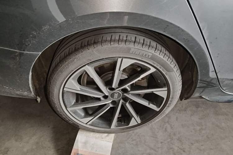 Used Audi A4L 2023 40 TFSI Luxury Dynamic Model Right Rear Wheel Hub