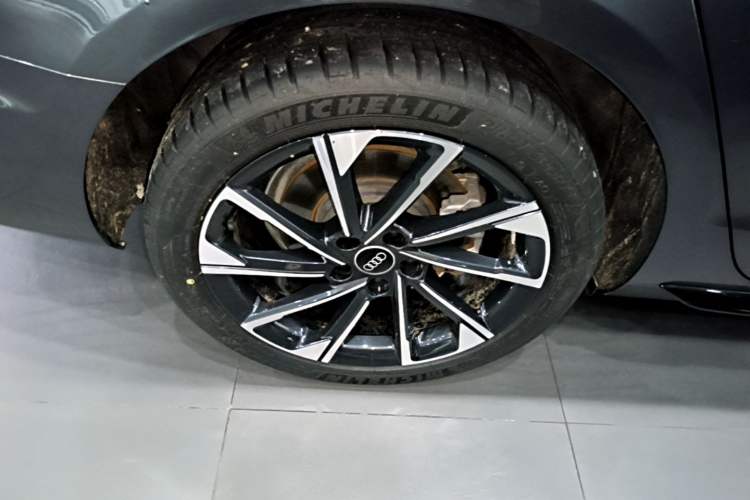 Used Audi A4L 2023 40 TFSI Luxury Dynamic Model Right Rear Wheel Hub