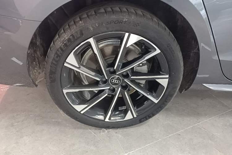 Used Audi A4L 2023 40 TFSI Fashionable and Elegant Version Right Rear Wheel Hub