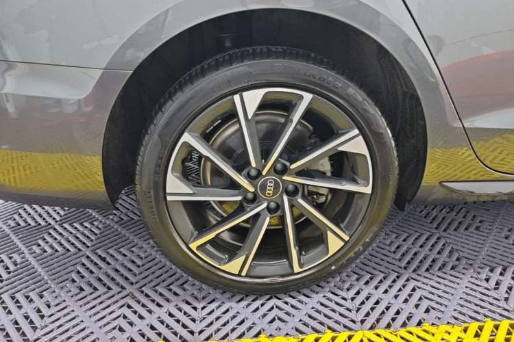Used Audi A4L 2023 40 TFSI Luxury Dynamic Model Right Rear Wheel Hub