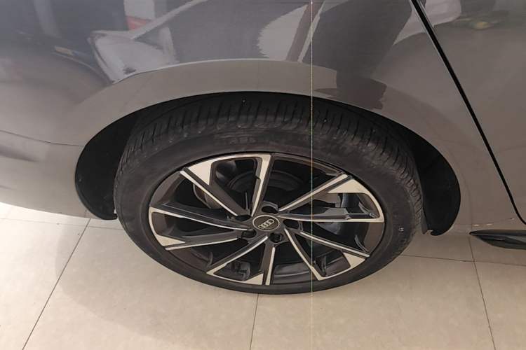 Used Audi A4L 2023 40 TFSI Luxury Dynamic Model Right Rear Wheel Hub