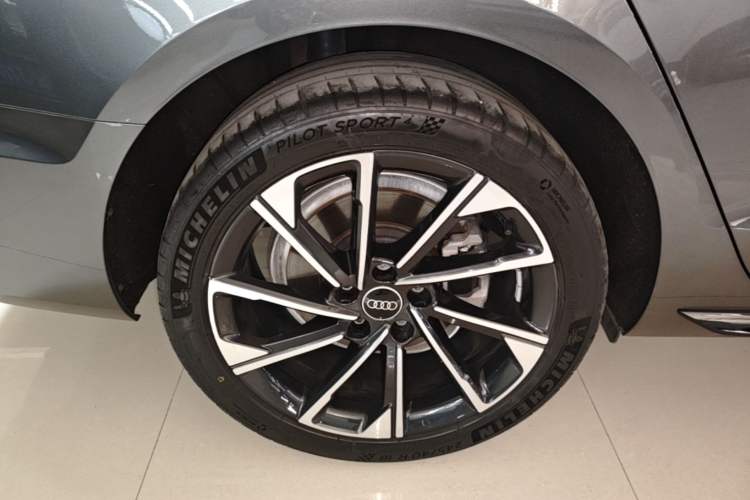 Used Audi A4L 2023 40 TFSI Luxury Dynamic Model Right Rear Wheel Hub