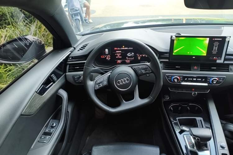 Used Audi A4L 2023 40 TFSI Luxury Dynamic Model Steering Wheel