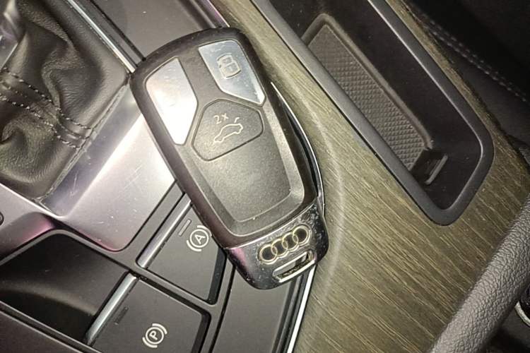 Used Audi A4L 2023 40 TFSI Fashionable and Elegant Version Vehicle Key