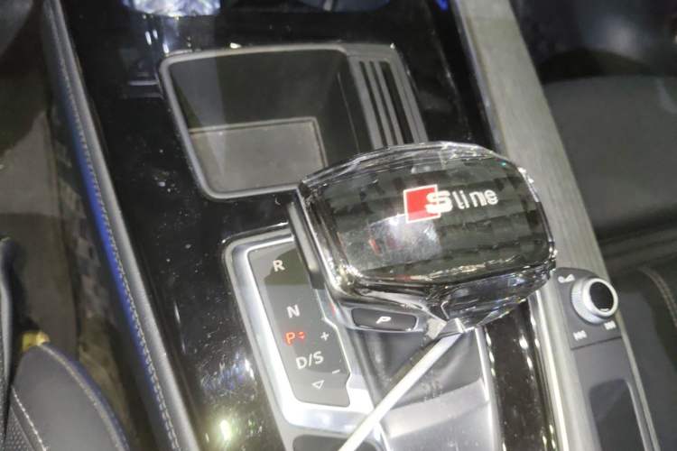 Used Audi A4L 2023 40 TFSI Luxury Dynamic Model Gear Lever