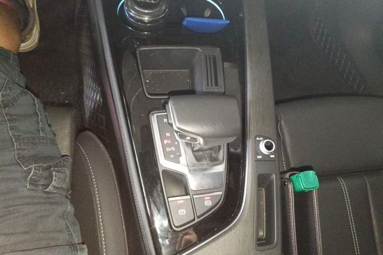 Used Audi A4L 2023 40 TFSI Luxury Dynamic Model Gear Lever