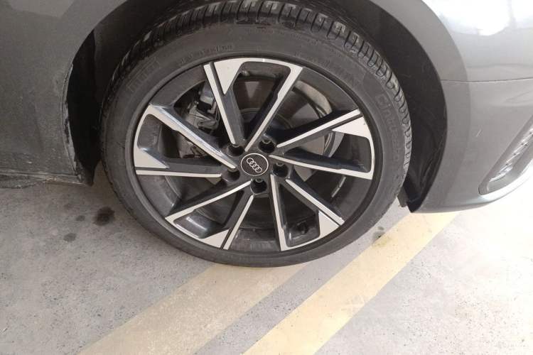 Used Audi A4L 2023 40 TFSI Luxury Dynamic Model Right Front Wheel Hub