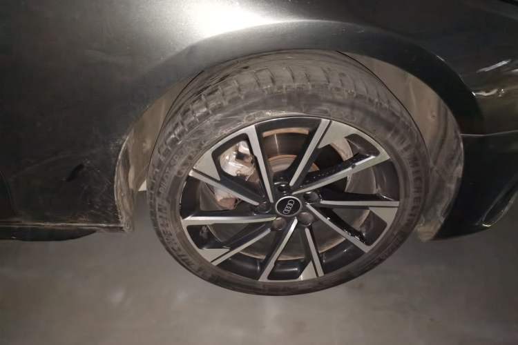 Used Audi A4L 2023 40 TFSI Luxury Dynamic Model Right Front Wheel Hub
