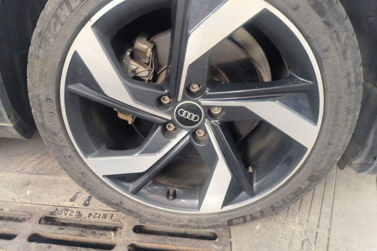 Used Audi A4L 2023 40 TFSI Bang & Olufsen Starry Night Edition Right Front Wheel Hub