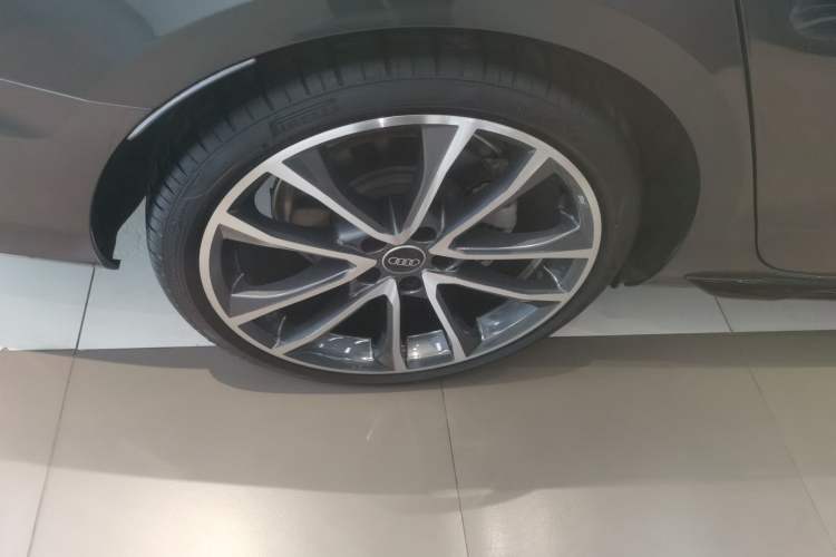 Used Audi A4L 2023 40 TFSI quattro Luxury Dynamic Edition Right Rear Wheel Hub