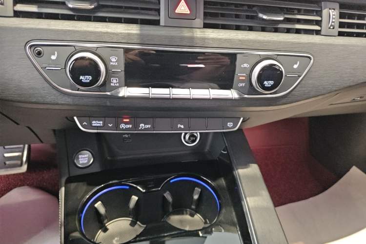 Used Audi A4L 2023 40 TFSI Luxury Dynamic Model Audio And AC Panel