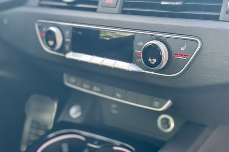 Used Audi A4L 2023 40 TFSI Luxury Dynamic Model Audio And AC Panel