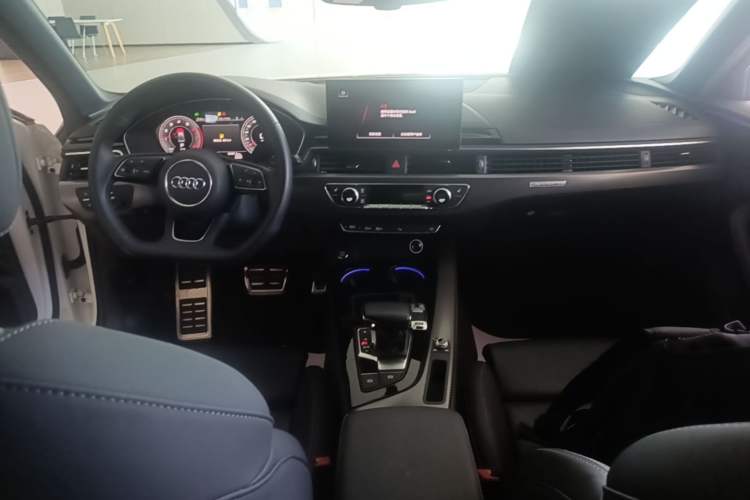 Used Audi A4L 2023 40 TFSI quattro Luxury Dynamic Edition Center Console