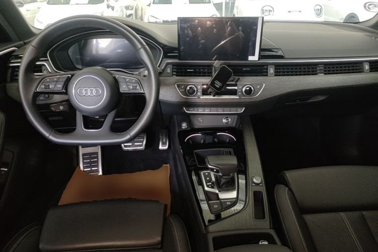 Used Audi A4L 2023 40 TFSI Luxury Dynamic Model Center Console