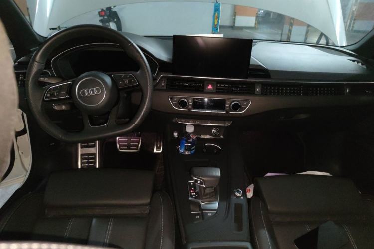 Used Audi A4L 2023 40 TFSI Luxury Dynamic Model Center Console