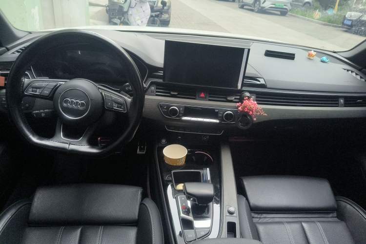 Used Audi A4L 2023 40 TFSI Luxury Dynamic Model Center Console