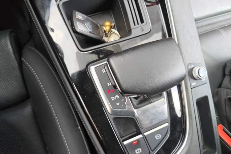 Used Audi A4L 2023 40 TFSI Luxury Dynamic Model Gear Lever