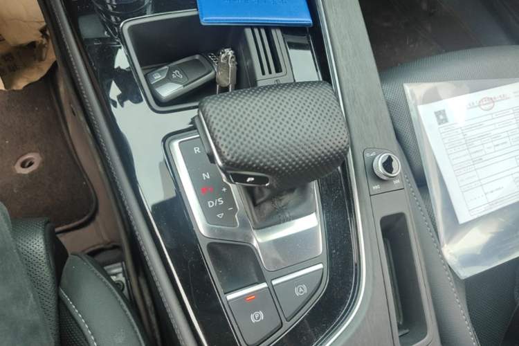 Used Audi A4L 2023 40 TFSI Luxury Dynamic Model Gear Lever