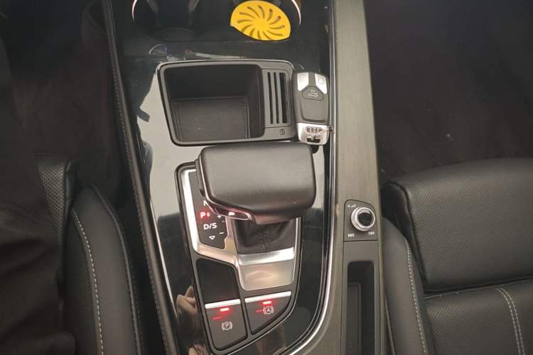 Used Audi A4L 2023 40 TFSI Luxury Dynamic Model Gear Lever