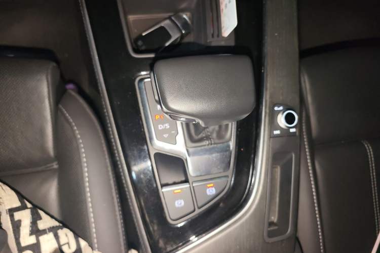 Used Audi A4L 2023 40 TFSI Luxury Dynamic Model Gear Lever