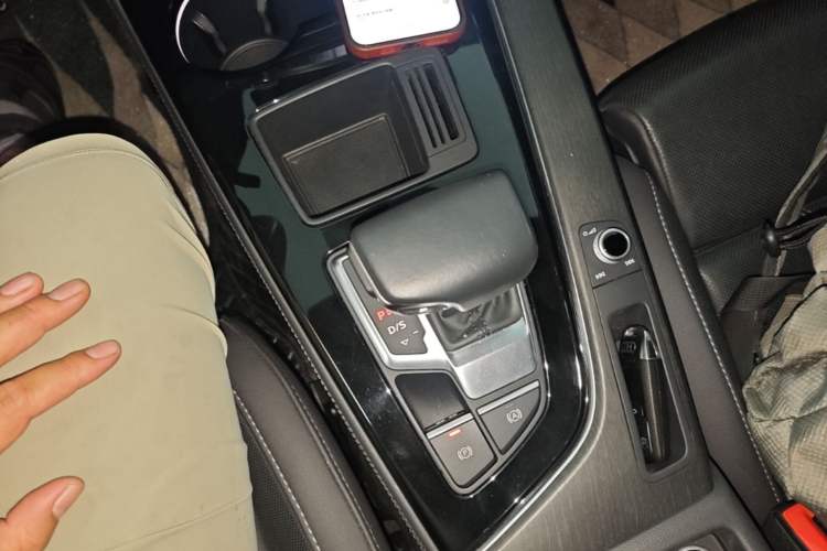 Used Audi A4L 2023 40 TFSI Luxury Dynamic Model Gear Lever