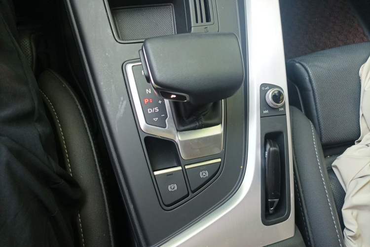 Used Audi A4L 2023 40 TFSI Fashion Dynamic Model Gear Lever