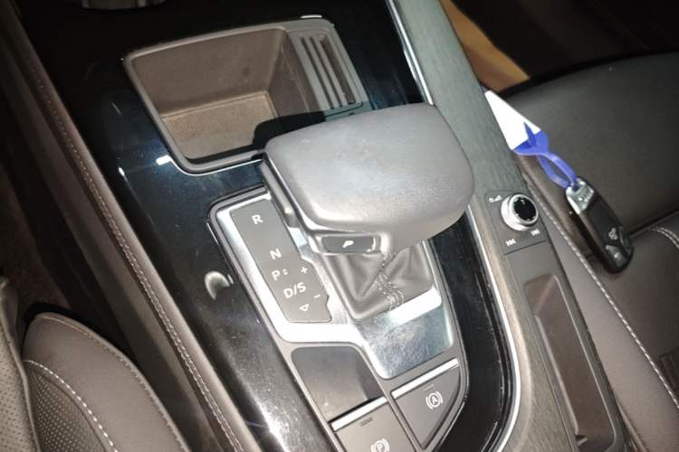 Used Audi A4L 2023 40 TFSI Luxury Dynamic Model Gear Lever