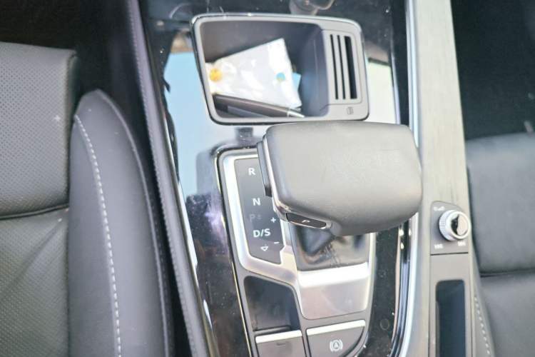 Used Audi A4L 2023 40 TFSI Luxury Dynamic Model Gear Lever