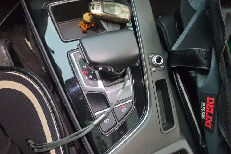 Used Audi A4L 2023 40 TFSI Luxury Dynamic Model Gear Lever