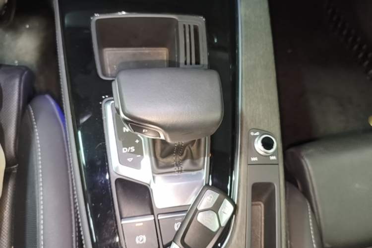 Used Audi A4L 2023 40 TFSI Luxury Dynamic Model Gear Lever