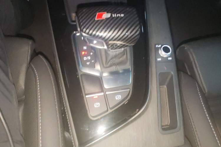 Used Audi A4L 2023 40 TFSI Luxury Dynamic Model Gear Lever