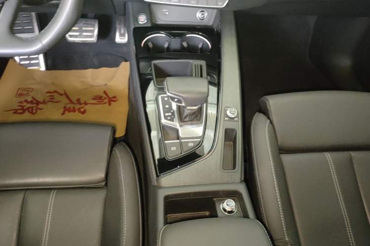 Used Audi A4L 2023 40 TFSI Luxury Dynamic Model Gear Lever